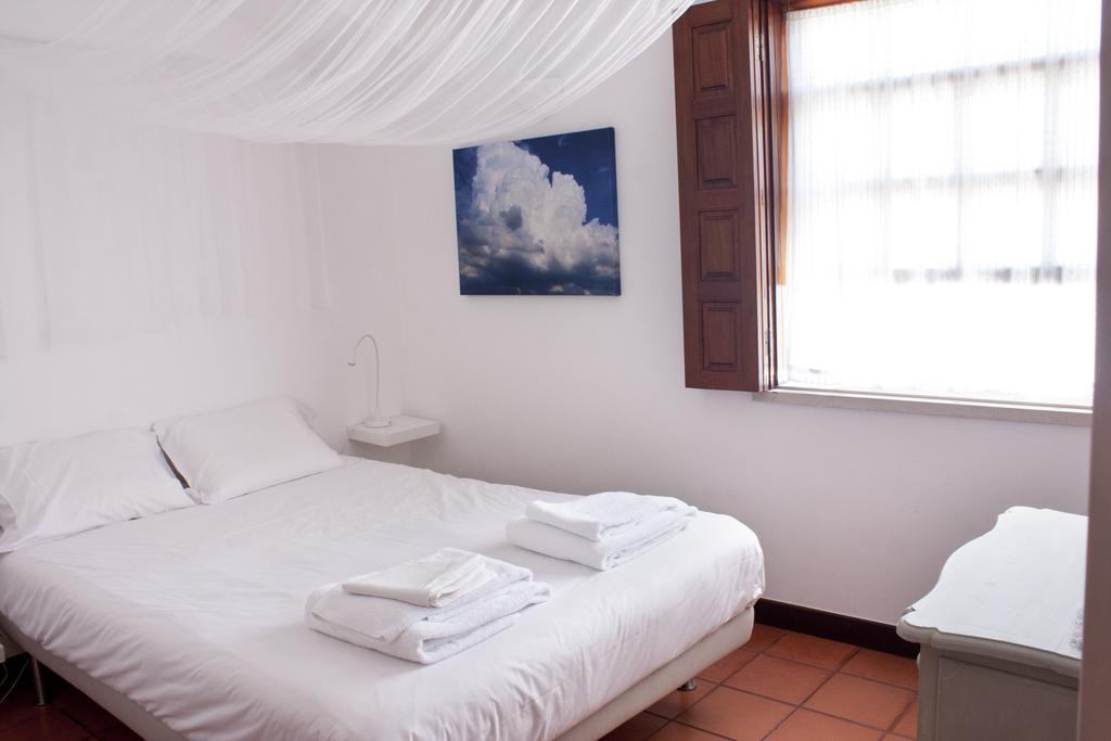 A Casa Da Arvore Bed & Breakfast Вила Нова де Милфонтеш Стая снимка