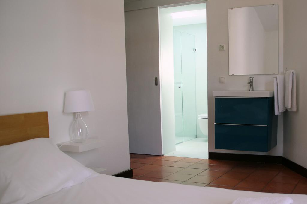 A Casa Da Arvore Bed & Breakfast Вила Нова де Милфонтеш Стая снимка
